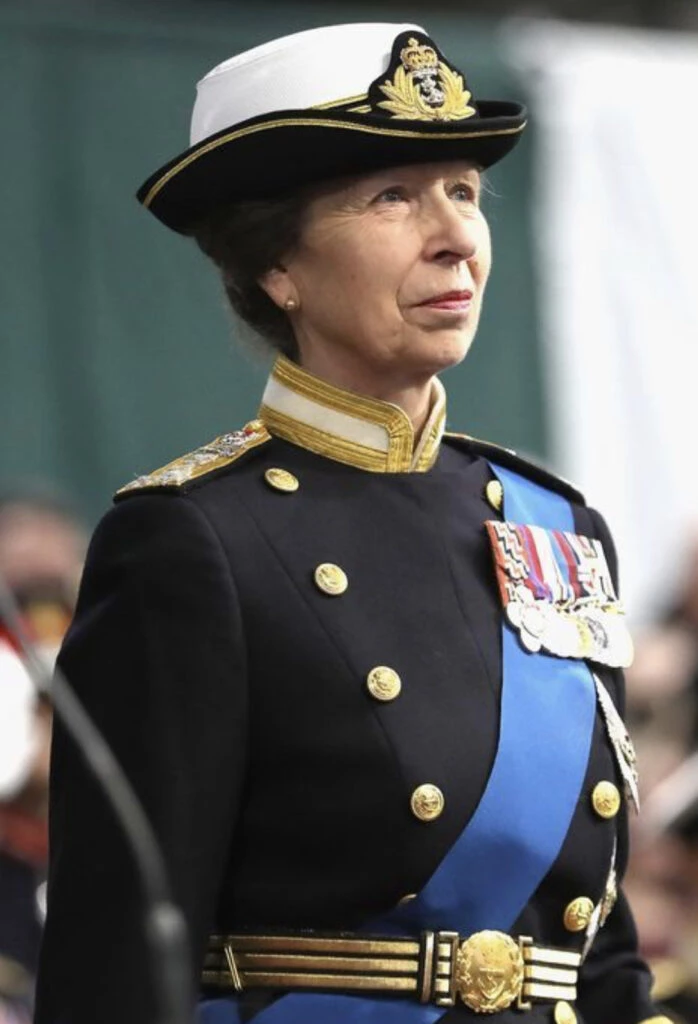 La princesa Ana con su uniforma militar. Foto: Pinterest.
