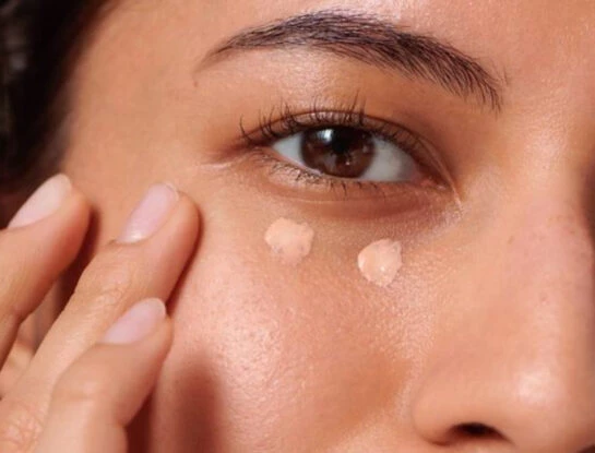 La técnica de maquillaje que elimina las ojeras y es furor