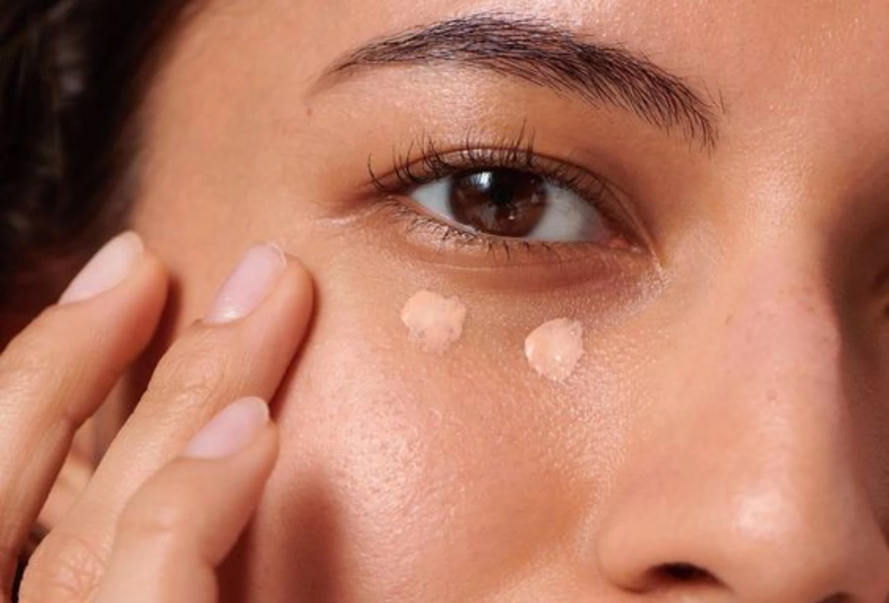 La técnica de maquillaje que elimina las ojeras y es furor