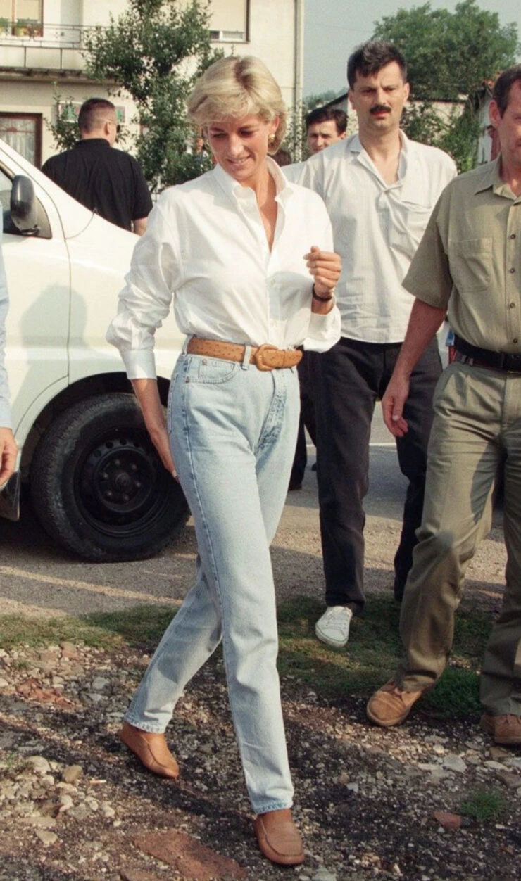 Lady Di y sus zapatos preferidos, los mocasines. Foto: Pinterest.