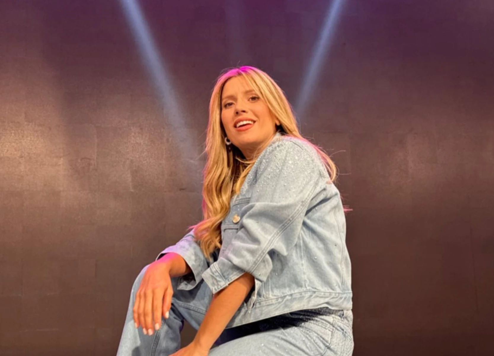 Laurita Fernández mostró cómo armar un look denim con botas blancas