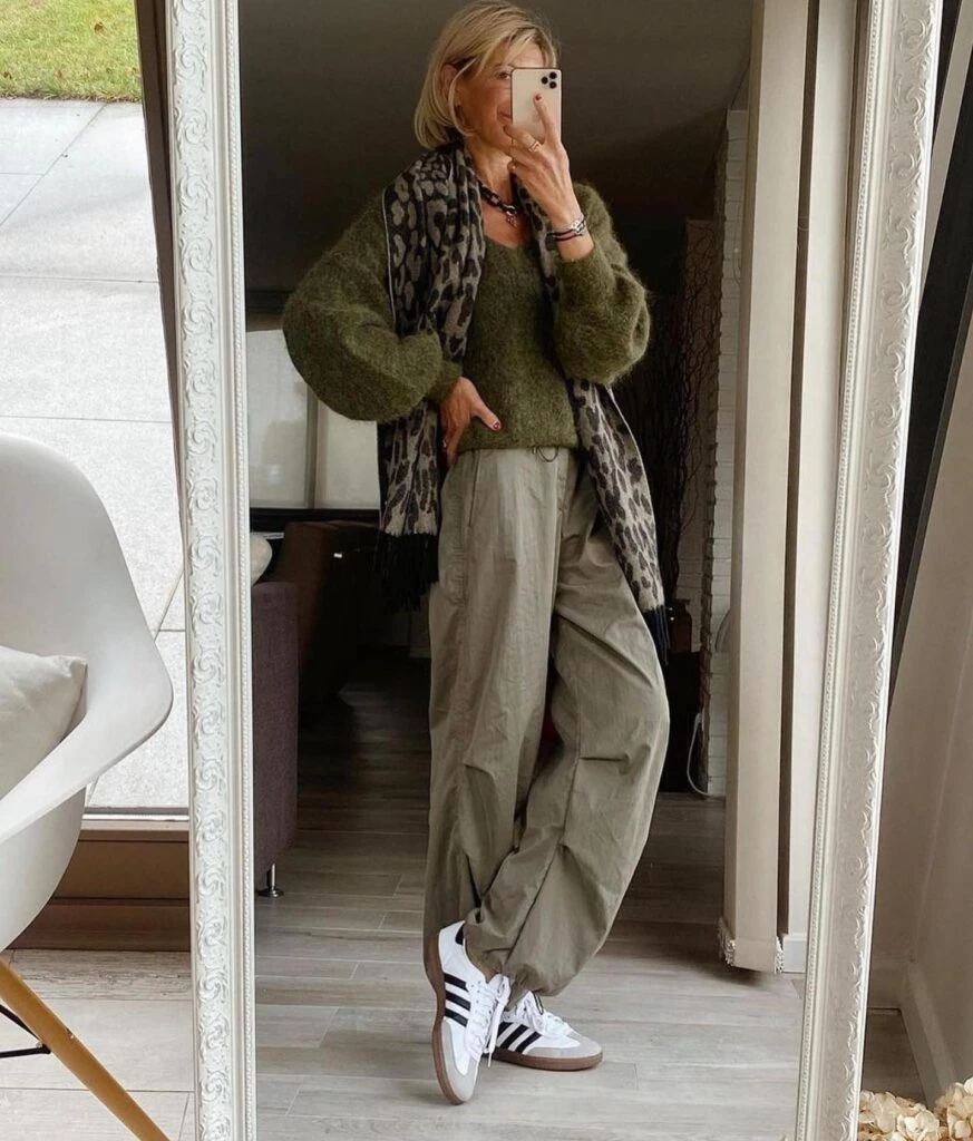 Los looks con básicos perfectos para días cálidos de otoño