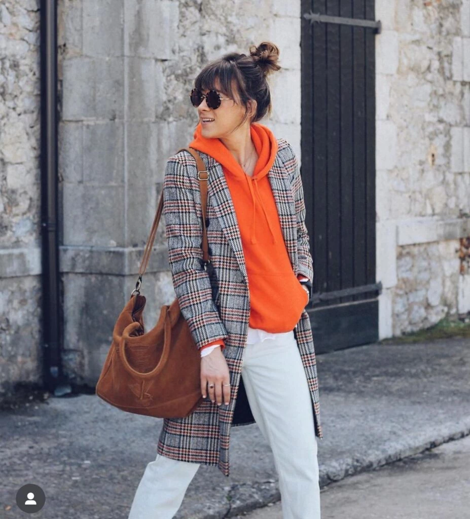 Los looks con básicos perfectos para días cálidos de otoño