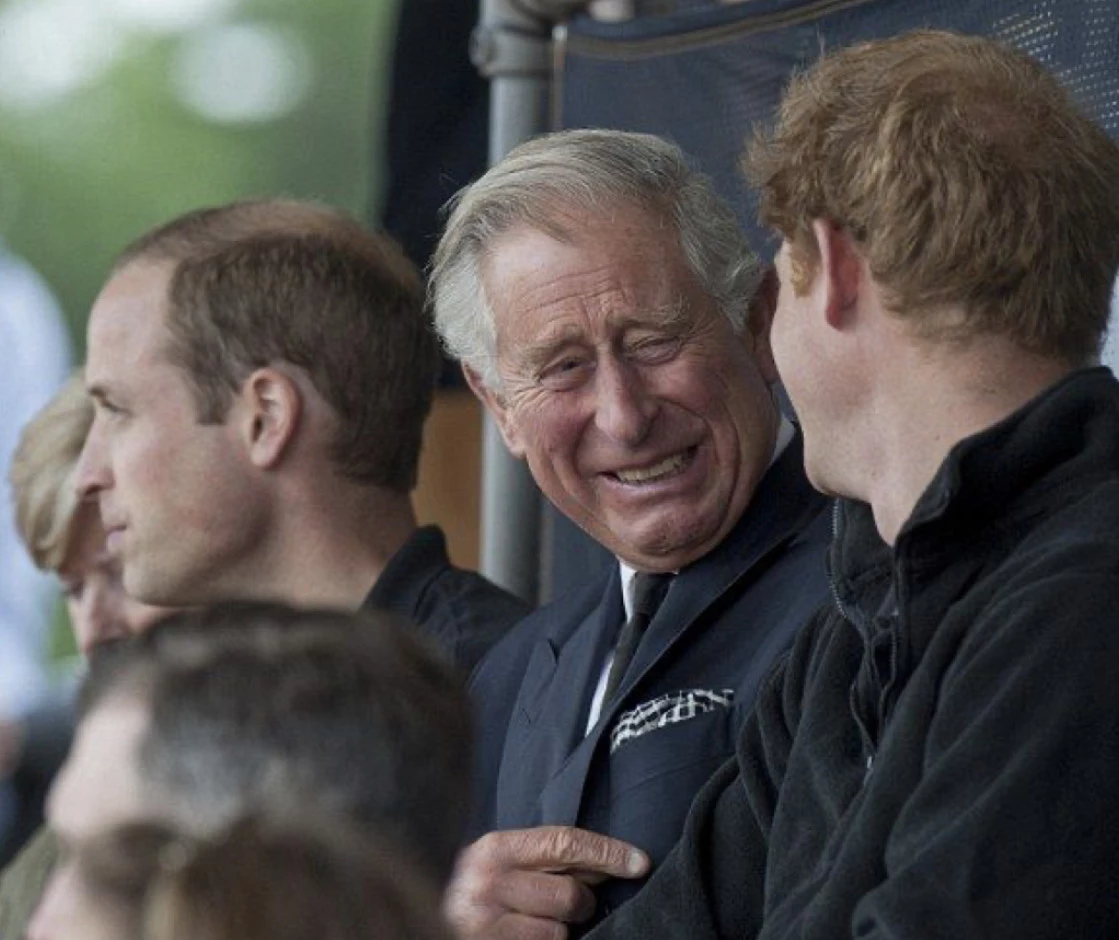 Los príncipes Harry y William con su padre el rey Carlos III