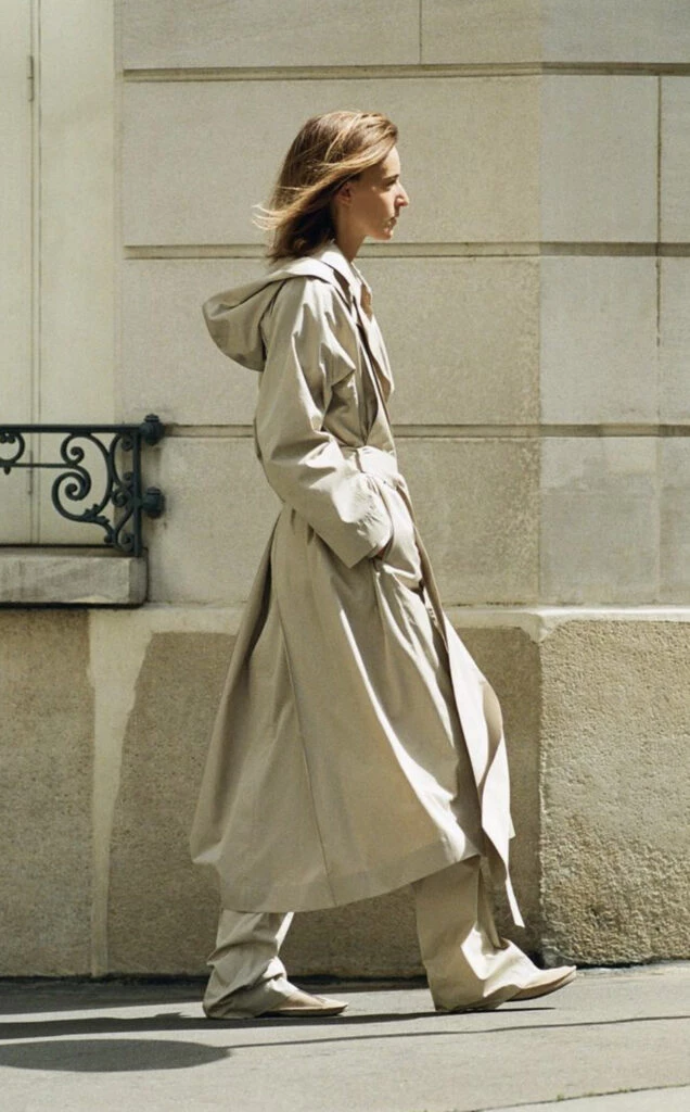 El trench, un  must have del lujo silencioso. Foto: Instagram.