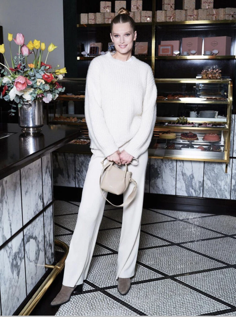 Suéter de cashmere, pantalón clásico sastre y botas de gamuza de Loro Piana. Foto: Instagram.