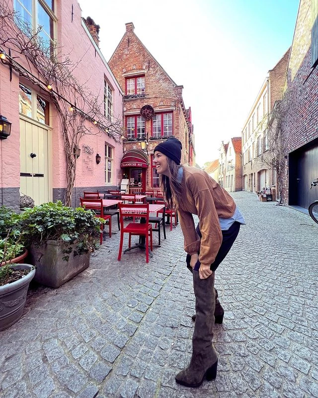 Luli Fernández con look trendy en Bélgica