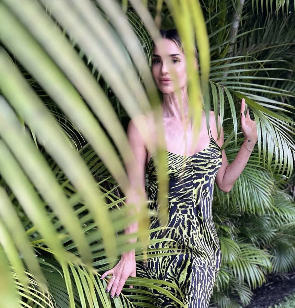 María Vázquez apostó por un vestido lencero