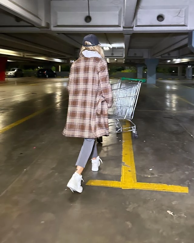 Mery del Cerro con tapado cuadrille