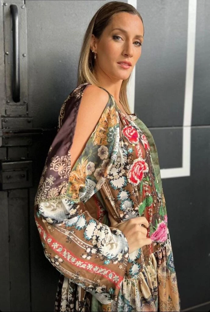 Mica Viciconte con look hippie chic