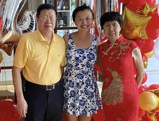 La emotiva despedida de Karina Gao de sus padres, que se fueron a vivir a China