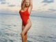 Pamela Anderson con traje de baño color rojo, al mejor estilo Baywatch