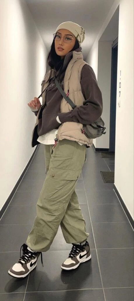 Pantalón cargo y zapatillas con chaleco puffer