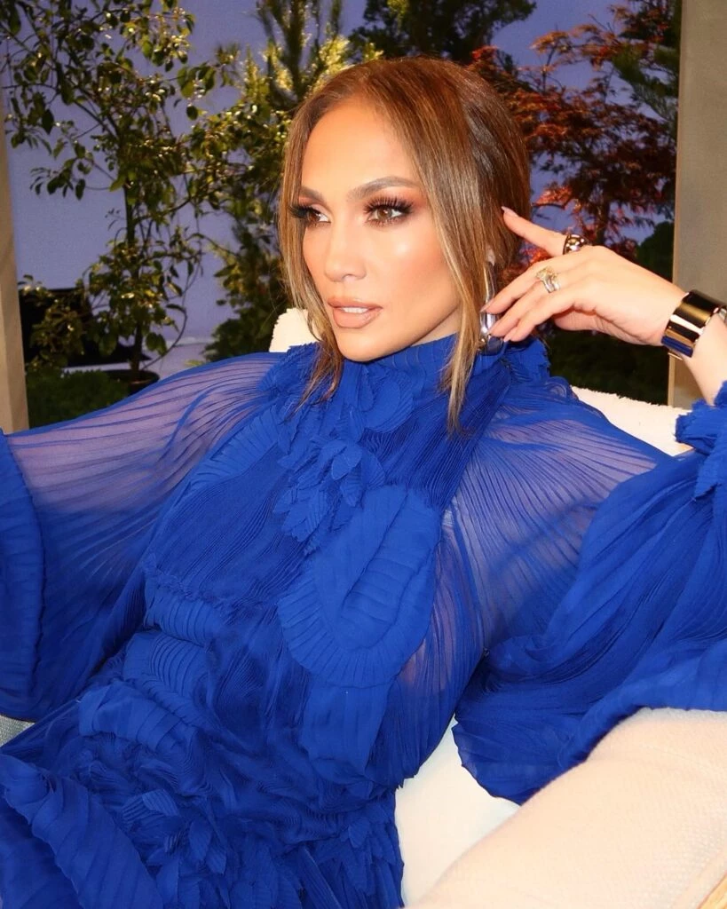 Rich girl nude, por JLo