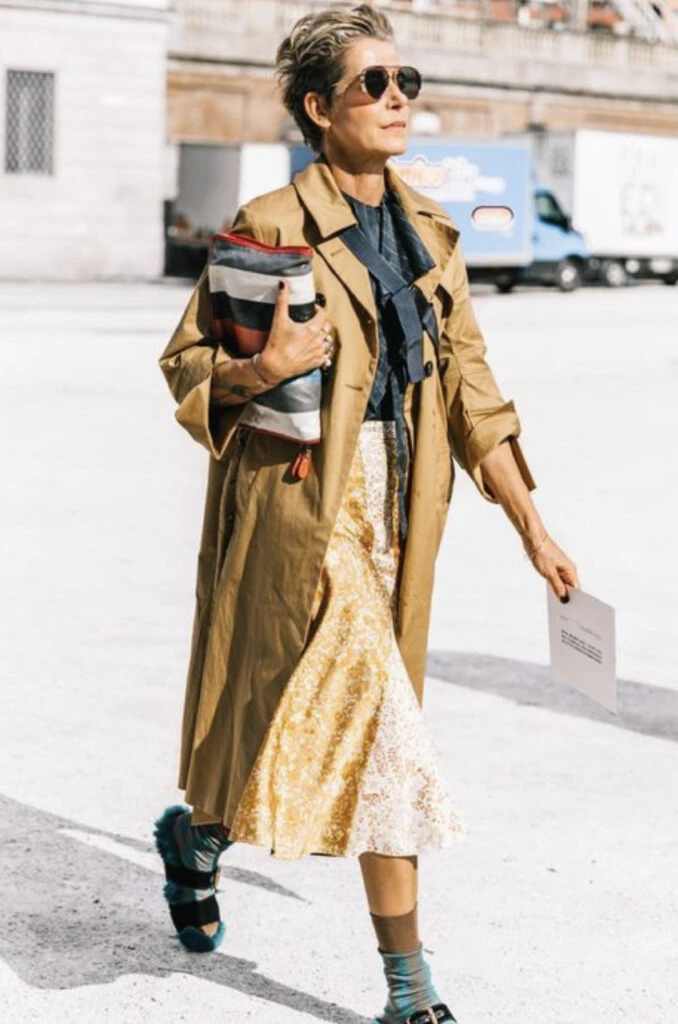 Sandalias con medias, la última tendencia de este otoño. Foto: Pinterest.
