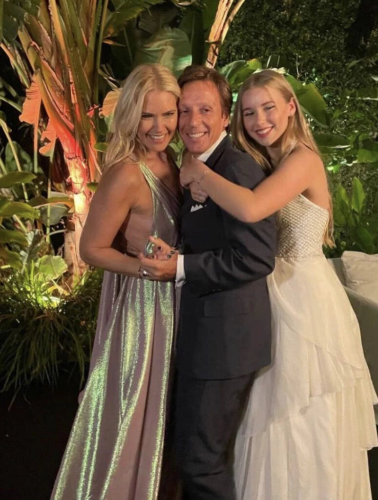 Taína con su mamá y papá. Foto: Instagram.