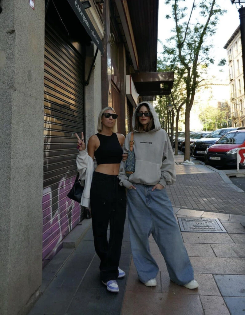 Tini Stoessel apostó por la silueta oversize en sus looks. Foto: Instagram.