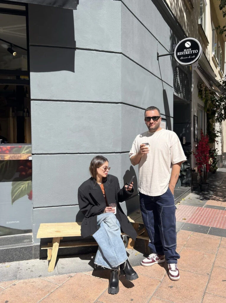 Tini Stoessel apostó por la silueta oversize en sus looks. Foto: Instagram.