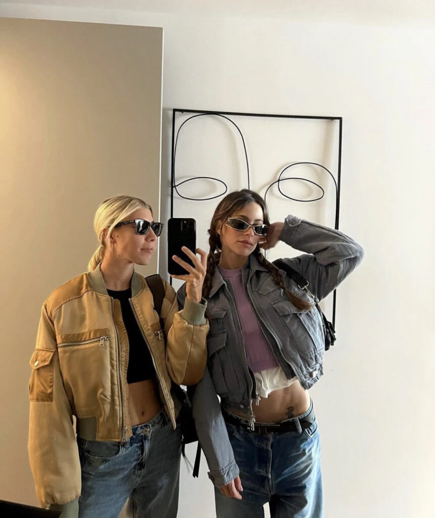 Tini Stoessel apostó por la silueta oversize en sus looks. Foto: Instagram.