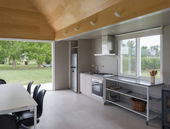 Una casa argentina prefabricada y sustentable que funciona como vivienda de huéspedes flexible