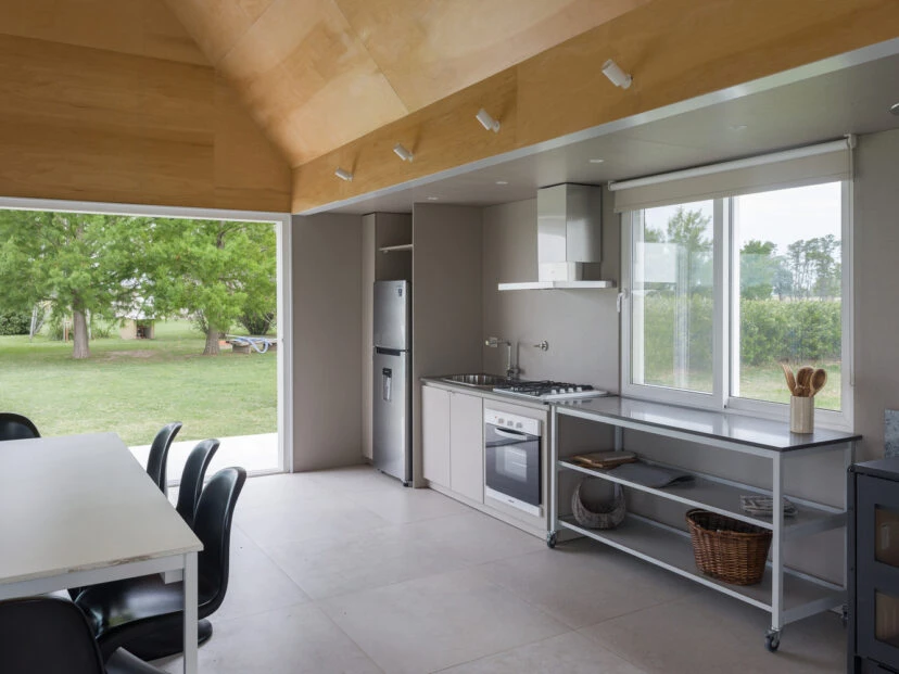 Una casa argentina prefabricada y sustentable que funciona como vivienda de huéspedes flexible