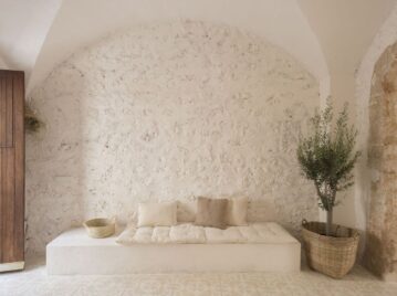 Una casa cálida y relajada con estilo mediterráneo