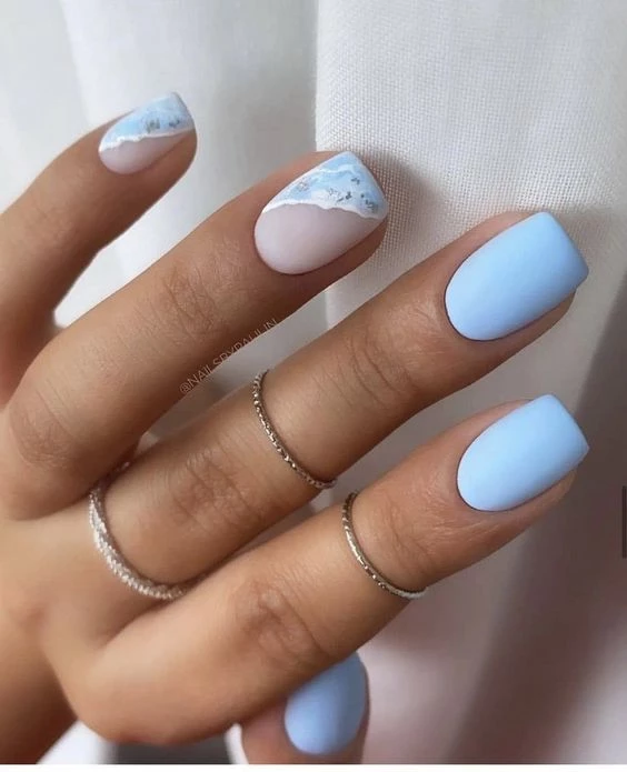 Uñas celeste mate
