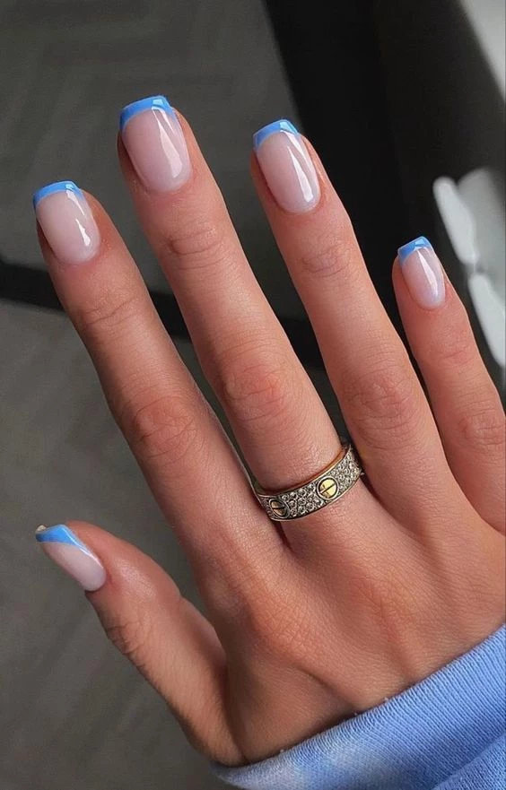Uñas french en tono celeste