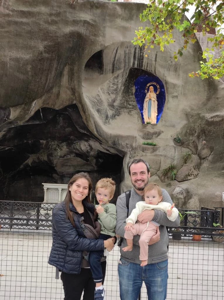 Fátima Béccar Varela con sus papás y su hermanito