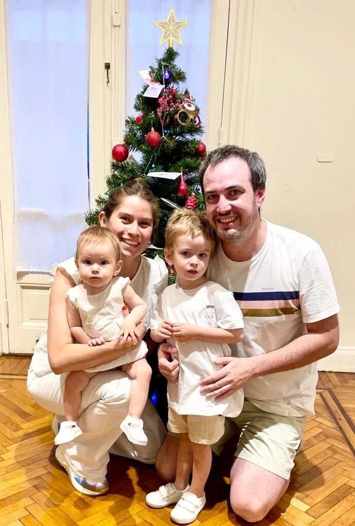 Fátima Béccar Varela con sus papás y su hermanito