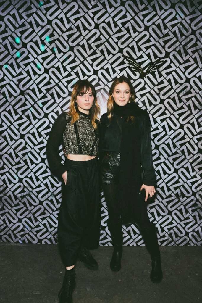 Caro Domenech, actriz de "Entrelazados", y una amiga