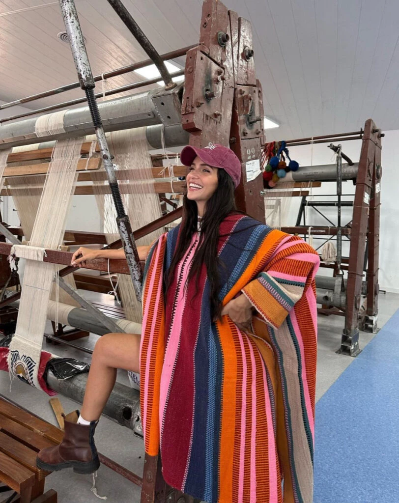 Zaira Nara en Catamarca con poncho chic