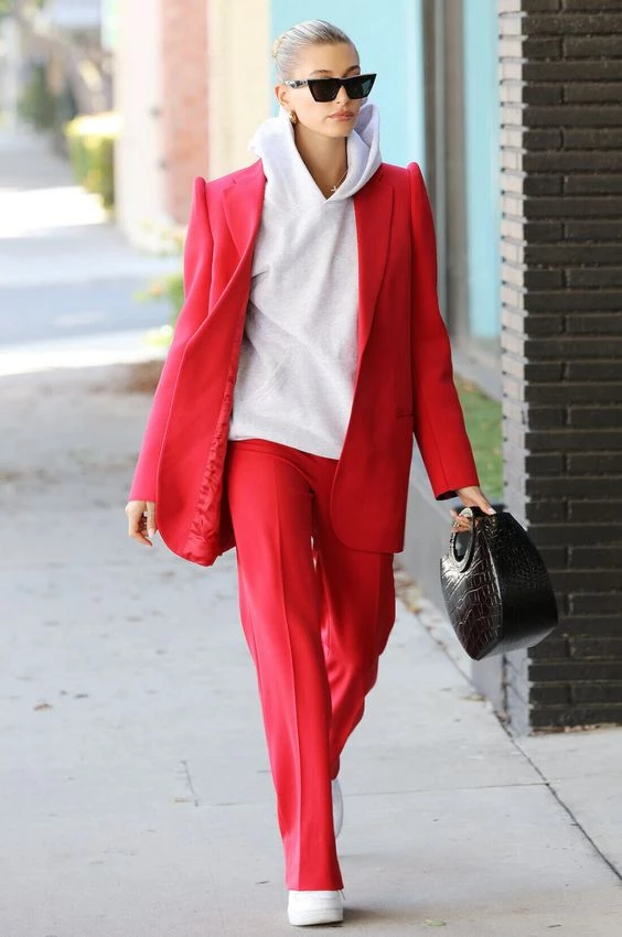 Blazer con buzo, la formula favorita de Hailey Bieber