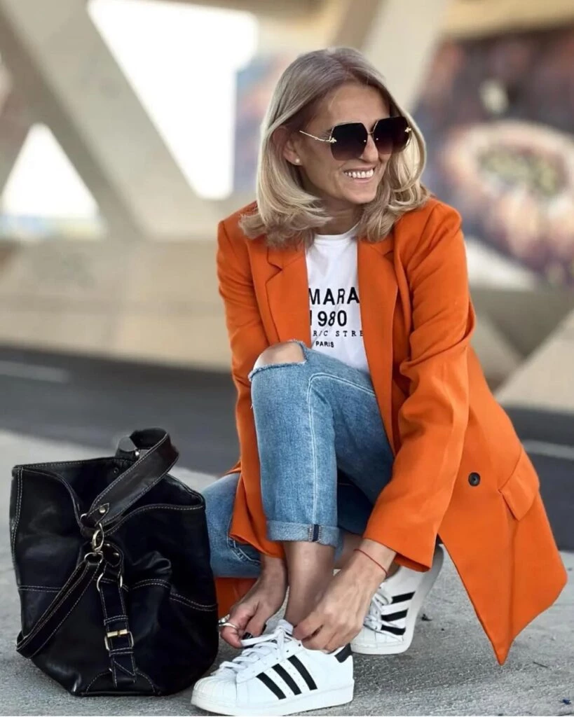 toque de color en look de otoño 2023