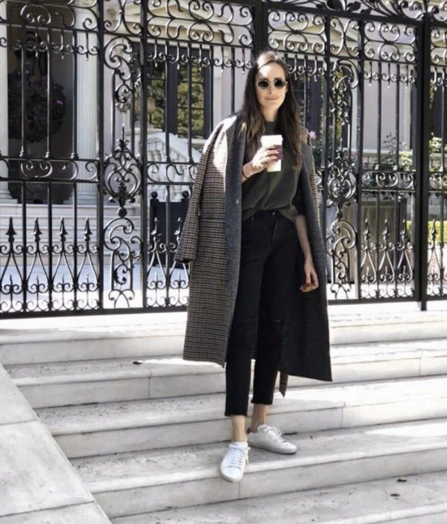 jean chupín y zapatillas, la combinación que vamos a necesitar en nuestro placard. Foto: Pinterest. 