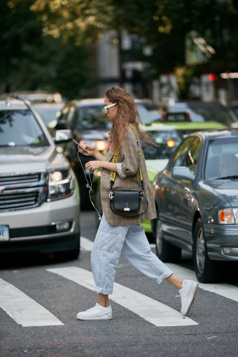 look con zapatillas blancas