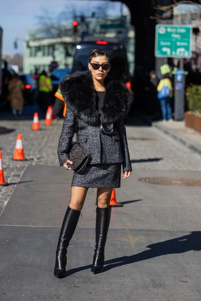 Son protagonistas de las temperaturas más frescas, no sólo porque nos abrigan, sino que le aportan toda su personalidad a los looks. Se llevan largas, cortas, con fantasía y de red: los mejores looks con medias que muestran las fashionistas en la calle.