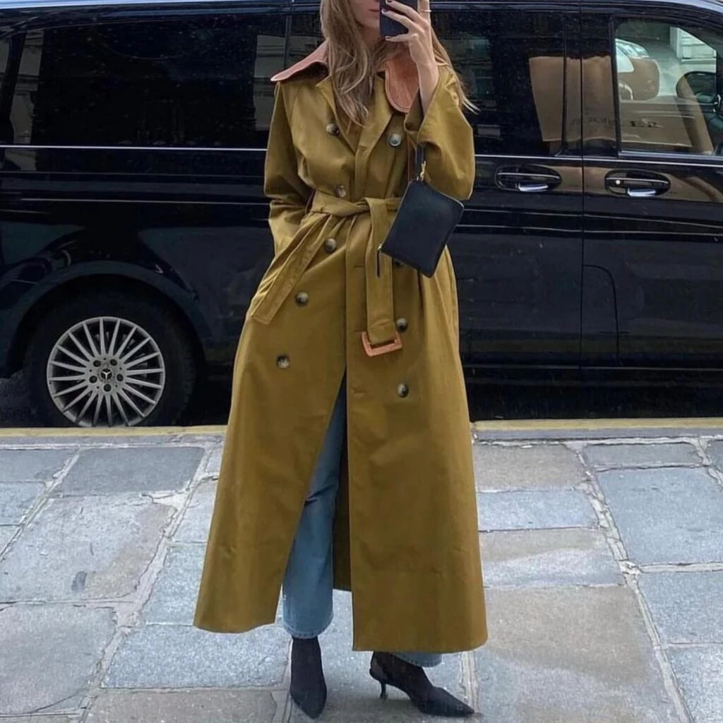 looks urbanos con trench otoño 2023