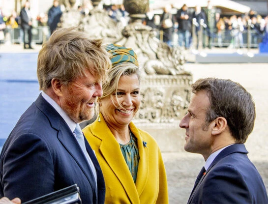 Máxima deslumbró en amarillo para recibir a Emmanuel y Brigitte Macrón