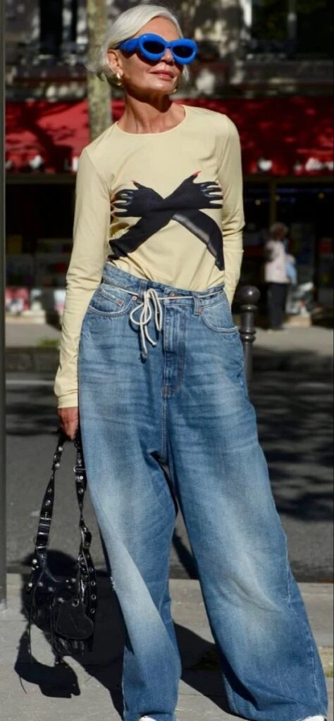 toque de color en look con tonos neutros