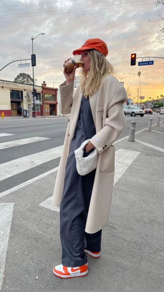 toque de color en look con tonos neutros