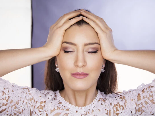 El poder de yoga facial para fortalecer el pelo