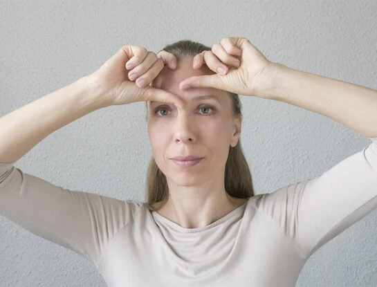 Yoga Facial para el entrecejo: 3 ejercicios con efecto botox