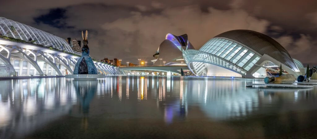 L'Hemisferic y Museo de las Ciencias PrA-ncipe Felipe en la Ciudad de las Artes y las Ciencias en la Ciudad de las Artes y las Ciencias diseñado por Santiago Calatrava