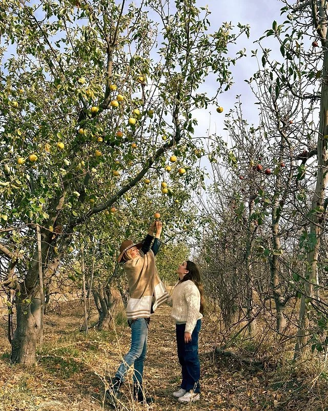 Nicole Neumann y sus hijas Allegra y Sienna Cubero en el campo