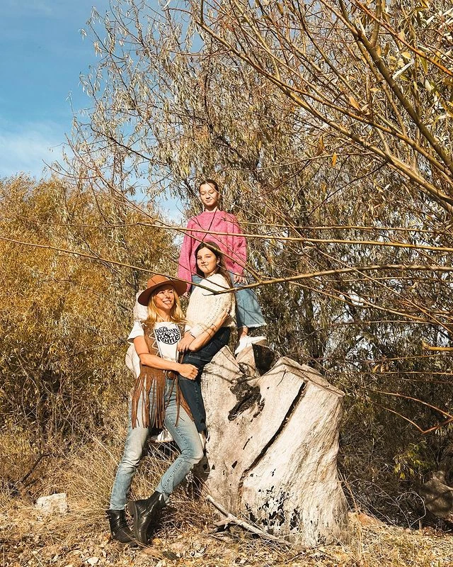 Nicole Neumann y sus hijas Allegra y Sienna Cubero en el campo