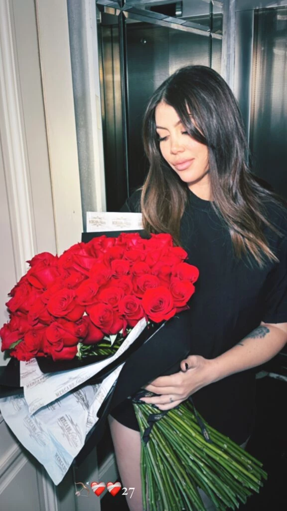 Wanda Nara recibió 27 rosas el día de su aniversario con Icardi
