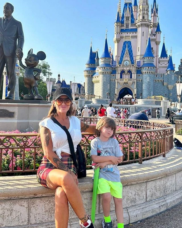 Florencia Peña y su hijo Felipe en Disney