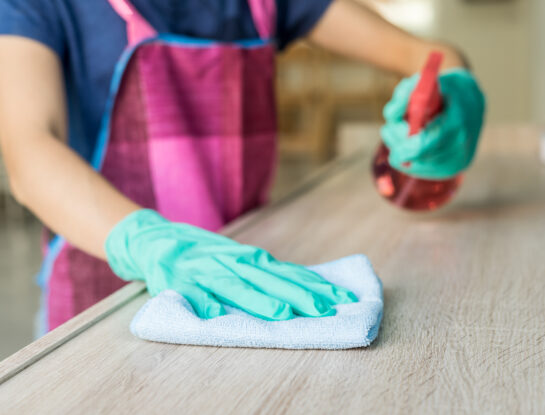 Fácil y rápido: el truco infalible para evitar que tus muebles se llenen de polvo