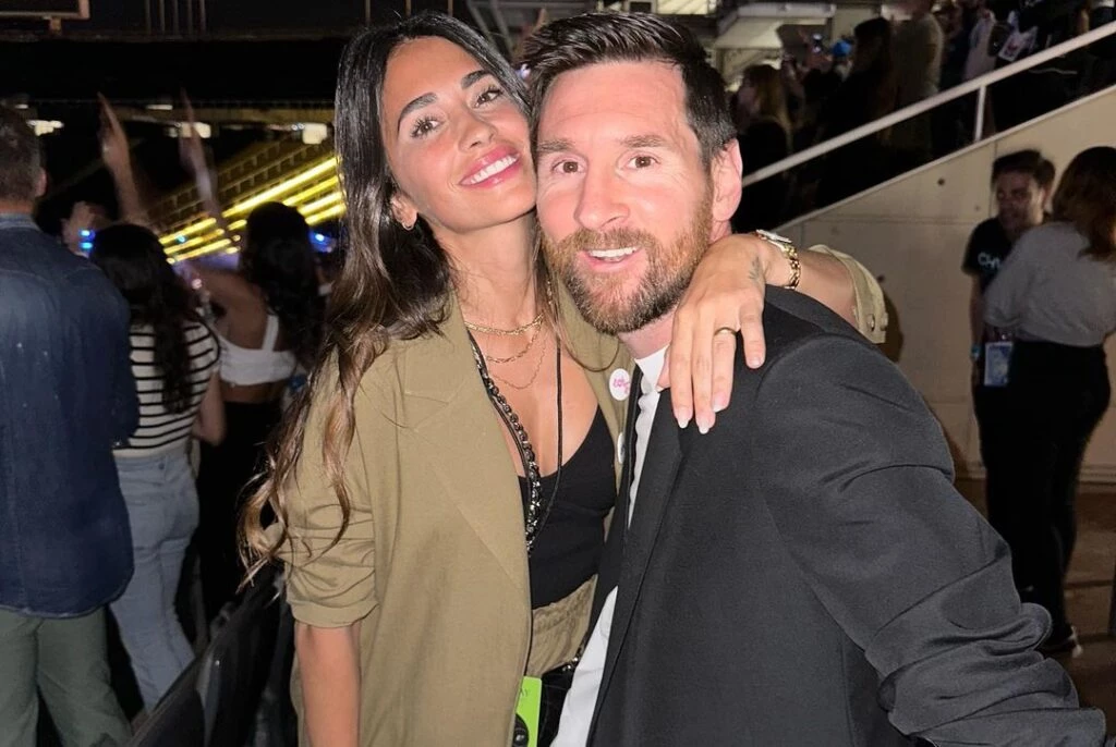 Antonela Roccuzzo y Lionel Messi en el recital de Coldplay en Barcelona
